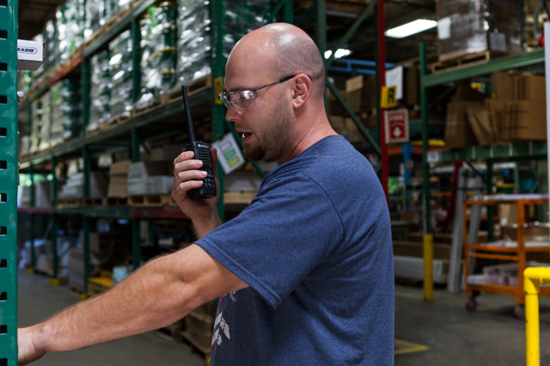 Motorola walkie-talkie rádió egy logisztikai raktárban