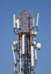 Antenna torony szektorsugárzókkal. Antenna torony szektorsugárzókkal.