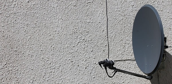 Parabola antenna oldalfalra rögzítve